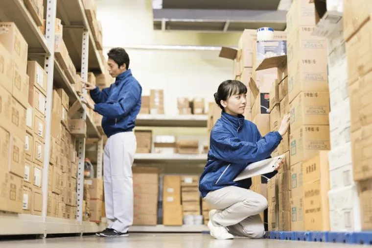 大型施設のカビトラブルは用途と温度管理で激変！物流倉庫で起きる巨額損失と見えないリスクを徹底解説