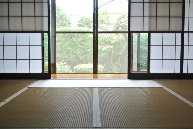 夏の帰省中は湿度とカビに注意！長期不在のカビ対策とカビ取リフォームが解説する再発防止策