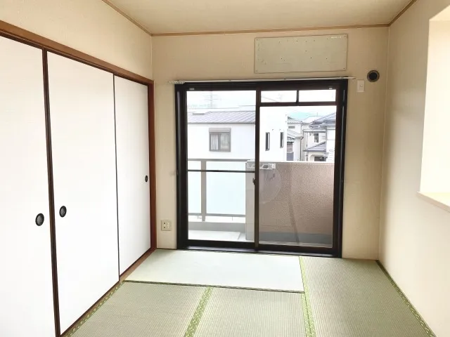 窓と収納がある和室の全体