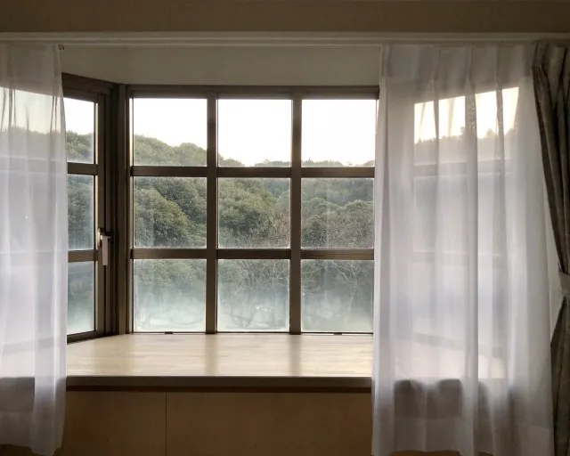 出窓とカーテンがある室内