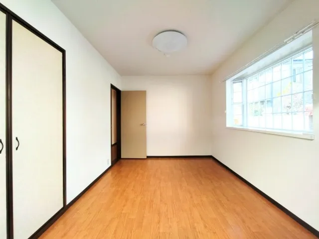 壁と床が見渡せる家具のない洋室