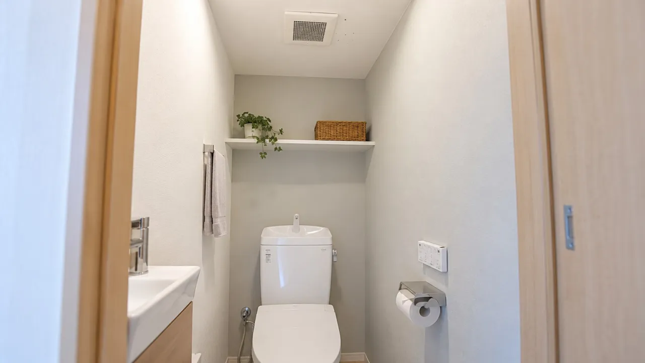 東京のトイレ換気扇と天井の黒ずみ