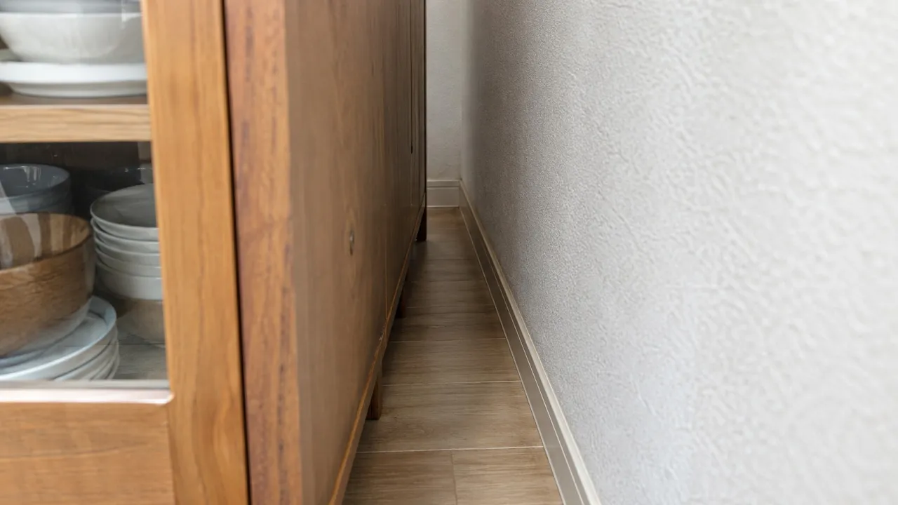 食器棚の背板と壁の間を示す参考写真