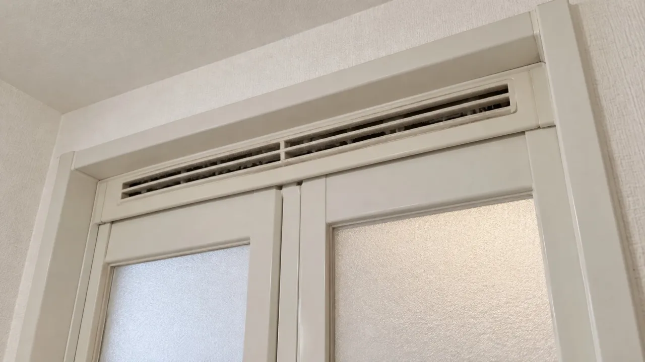浴室ドア上枠の換気口を示す参考写真