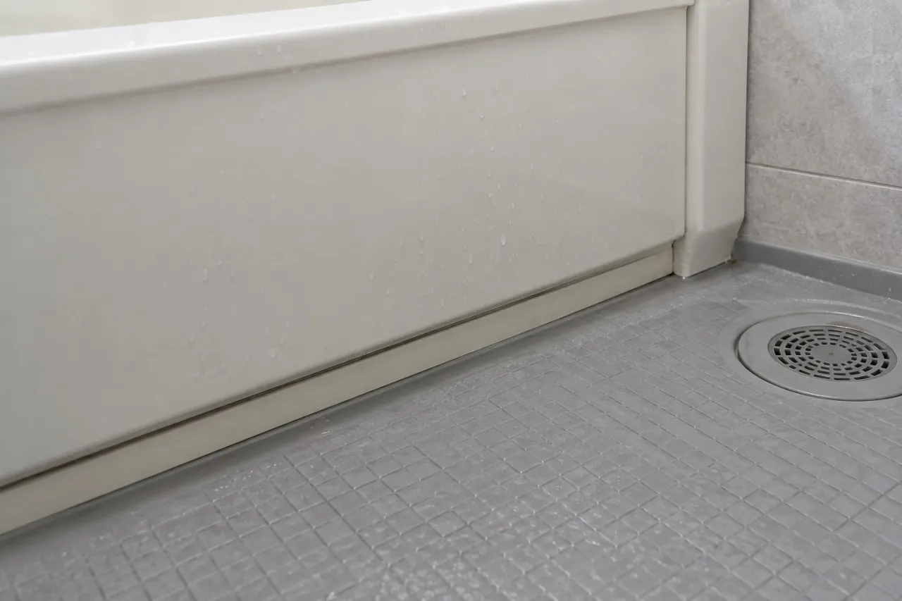 浴槽エプロン下端と洗い場の境界